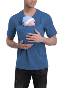 Detalle de la camiseta azul de papá canguro con un gran bolsillo portabebés integrado