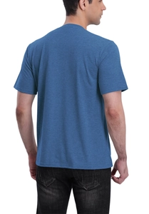 Vista detallada de la espalda de camiseta azul jaspeado con costuras de hombro profesionales