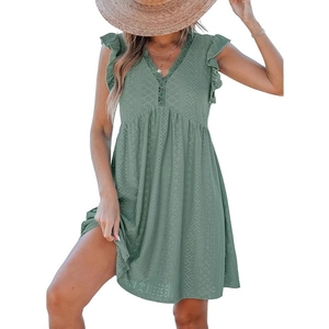 Robe d'été vert sauge à col en V avec broderie anglaise et manches à volants
