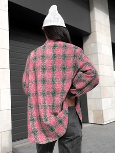 Vue arrière de la chemise à carreaux rose et vert coupe oversize en style urbain