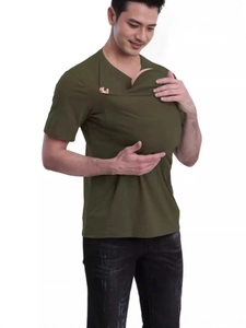 Camiseta de hombre verde militar porta bebé tipo canguro con bolsillo frontal