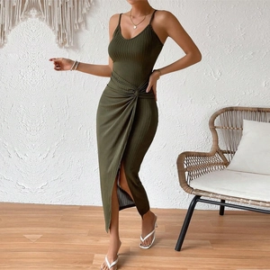 Détail d'une robe en maille vert olive avec nœud à la taille et fente frontale élégante