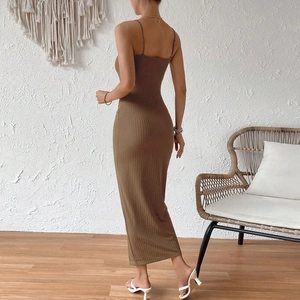 Détail d'une robe longue en maille côtelée marron café montrant la coupe ajustée du dos