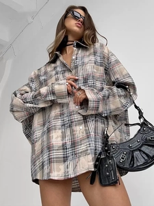 Chemise rétro oversize à carreaux beige gris et rouge avec boutons et manches longues
