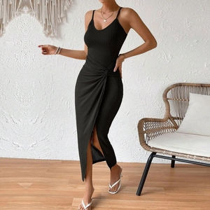 Robe longue élégante en maille côtelée noire avec détail torsadé et fente pour femme