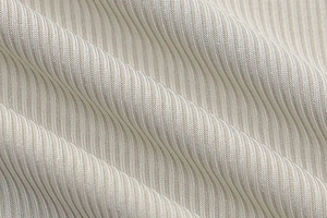 Macro del tessuto a coste del vestito con strisce verticali crema e bianche raffinate