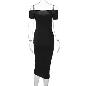 Abito nero attillato con spalle scoperte e scollo in mesh in stile tubino midi moderno