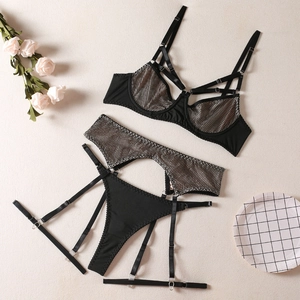 Ensemble lingerie 3 pièces noir en résille avec soutien-gorge dos nu et détails argentés