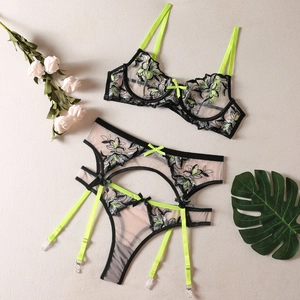 Ensemble lingerie 3 pièces broderie florale avec soutien-gorge à armatures et porte-jarretelles