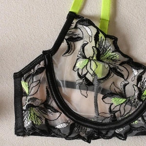 Détails de broderie florale et bretelles vert néon sur un ensemble de lingerie en résille
