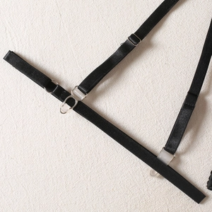 Détail de bretelles de lingerie en maille noire avec anneaux métalliques et boucles