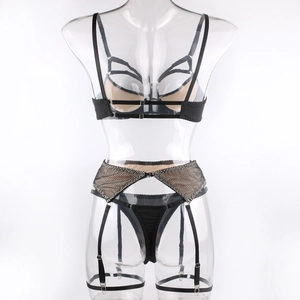 Vue détaillée de l'ensemble de lingerie en maille noire avec soutien-gorge, jarretelles et choker