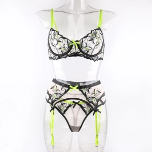 Détails de broderie sur lingerie avec bretelles vert fluo et porte-jarretelles taille haute