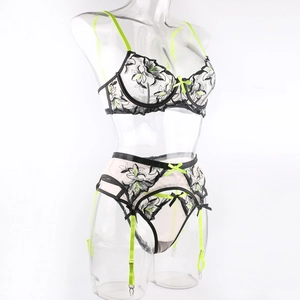 Détails de l'ensemble lingerie en mesh avec broderies florales et bretelles vert néon