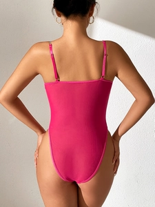 Body dos nu rose fuchsia avec bretelles chaîne et coupe haute échancrée pour femmes
