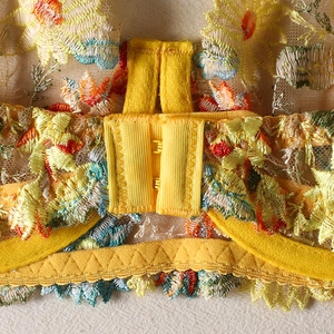 Ensemble lingerie jaune brodé de fleurs avec fermeture à agrafes dans le dos