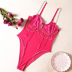 Détail d'un body en satin fuchsia avec chaînes argentées et coutures de style corset