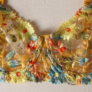 Soutien-gorge en maille avec broderies florales et détails en dentelle jaune et bleu