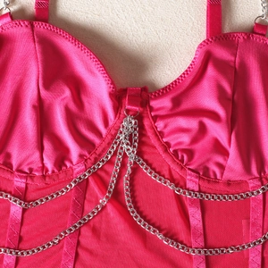 Détail du bustier fuchsia avec chaînes métalliques et maille transparente