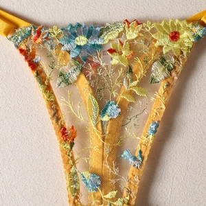 Ensemble lingerie en maille jaune avec broderies florales colorées et fines bretelles