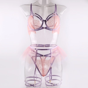 Vue détaillée de l'ensemble de lingerie en dentelle rose avec rubans violets