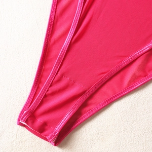Vue détaillée du tissu en maille fuchsia et de la double couture sur le body sexy