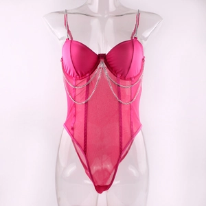 Détail d'un body rose rouge avec bretelles en chaîne métallique et empiècement mesh