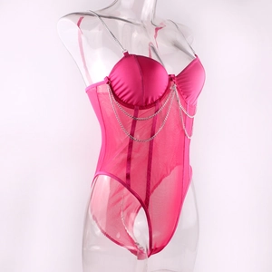 Détail d'un body en maille rose rouge avec des chaînes métalliques et bonnets en satin