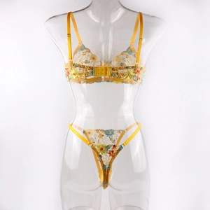 Détails de broderies florales colorées sur un ensemble de lingerie en résille jaune