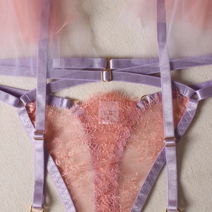 Détails d'un ensemble de lingerie en mesh rose avec dentelle orange et boucles dorées