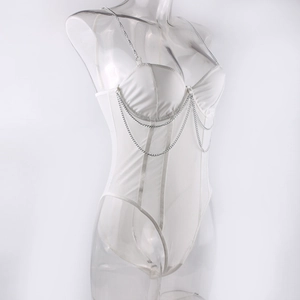 Détail du body blanc avec chaîne en métal argenté et tissu en maille transparente