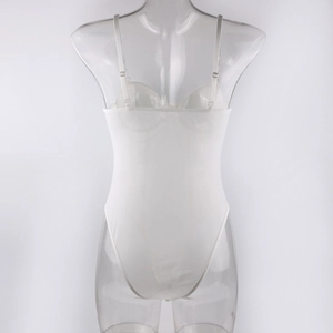 Détail arrière du body blanc avec de fines bretelles métalliques réglables