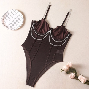 Détail d'un body marron foncé avec empiècements en mesh et bretelles en chaîne argent