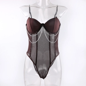 Détail d'un body marron transparent avec des chaînes métalliques et des bonnets en satin