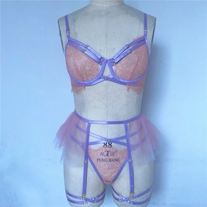 Ensemble soutien-gorge à armatures en dentelle et porte-jarretelles sur mannequin