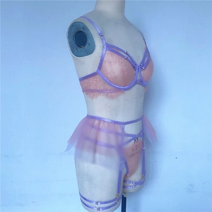 Détail de l'ensemble soutien-gorge en dentelle rose et culotte en tulle avec bretelles