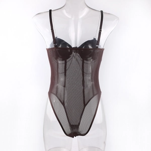 Détails du body en tulle transparent avec baleines de corset et bonnets formés