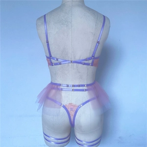 Détails du dos de cet ensemble de lingerie sexy en dentelle avec bretelles violettes et tulle