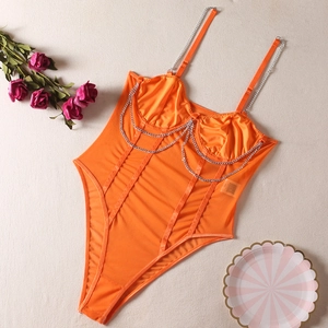 Détail du body en maille orange avec bonnets à armatures et chaînes métalliques argentées