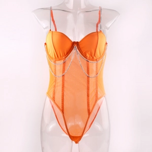 Détail d'un body en maille orange avec bretelles chaîne et bonnets rembourrés
