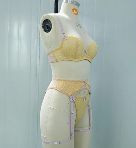 Ensemble de lingerie en dentelle florale jaune avec nœuds lilas sur un mannequin