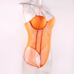 Gros plan d'un body en maille orange avec chaînes en métal argenté et tissu transparent