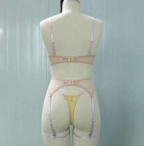 Vue arrière détaillée d'un ensemble de lingerie en dentelle avec bretelles lilas