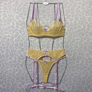 Vue détaillée de l'ensemble de lingerie en dentelle jaune avec des nœuds lilas