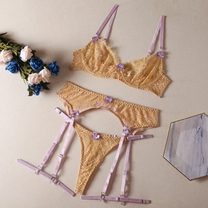 Vue détaillée d'un ensemble de lingerie en dentelle avec des nœuds lilas et broderies