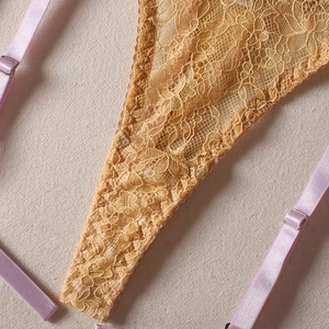 Détail de la dentelle florale jaune avec bretelles lilas réglables sur cet ensemble sexy