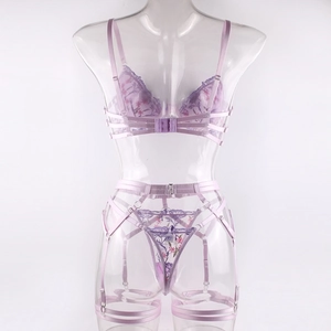 Détails de la lingerie en dentelle violette avec broderies florales et sangles réglables