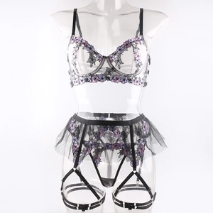 Détail de broderie florale violette sur ensemble lingerie en dentelle noire sexy
