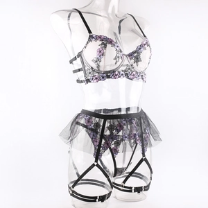 Détail de broderie florale sur ensemble lingerie en mesh avec porte-jarretelles