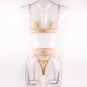 Vue arrière d'un ensemble de lingerie en dentelle avec jarretelles et bretelles mauves